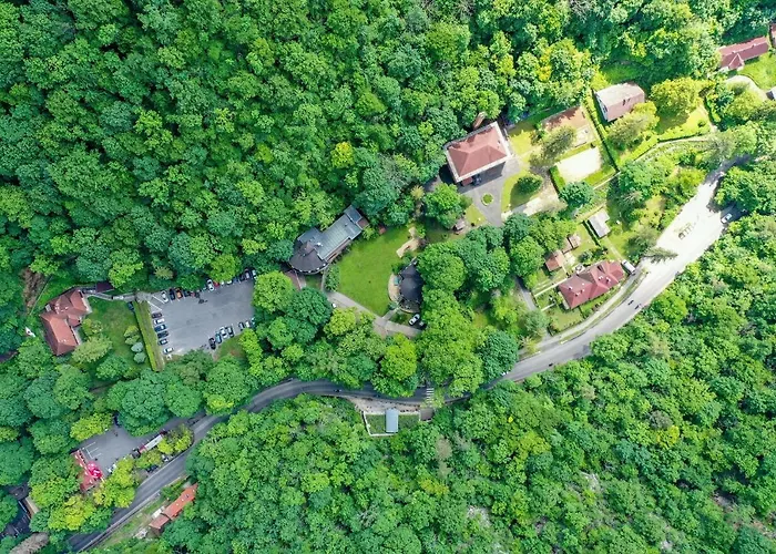 Erdovarazs Panzio 住宿加早餐酒店 Lillafüred