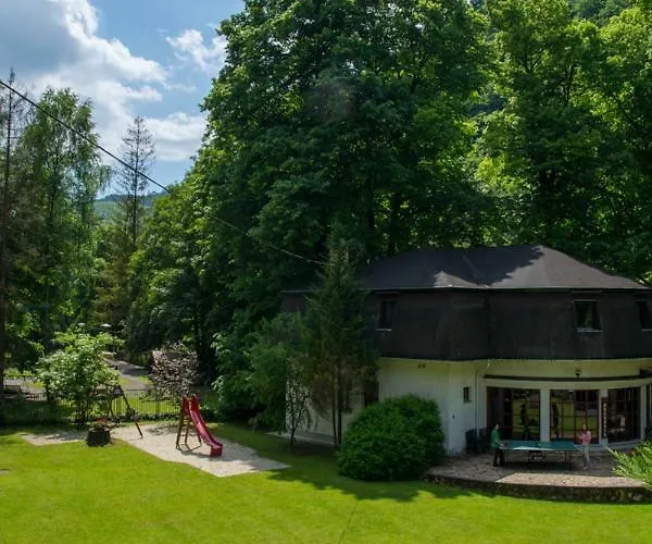 Erdovarazs Panzio 住宿加早餐酒店 Lillafüred